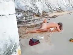 Couple fuck in Italian vocation on public beach