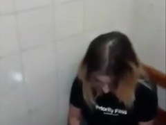 Teen wont put phone down while giving BJ