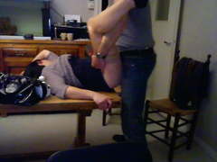 Je me laisse baiser sur la table