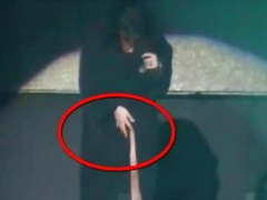 Laura Pausini had no panties