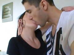 Ma femme surprise a baiser dans sa cuisine !