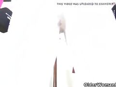 Fitness milf Nicole DuPapillon gives fanny flaps a workout